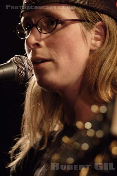 LAURA VEIRS - 2005-03-12 - PARIS - La Maroquinerie - 